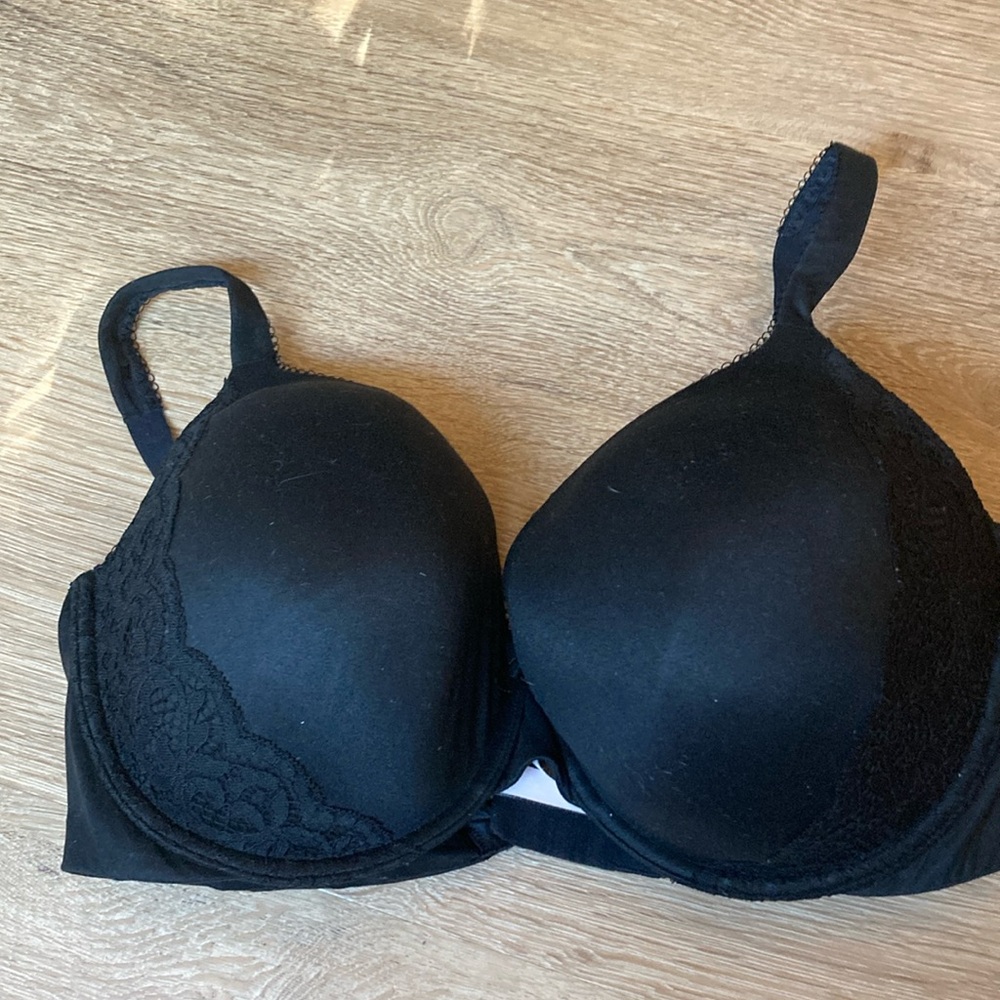 Victoria’s Secret 38ddd black silky lace trim underwire bra.